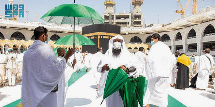 توزيع (10000) مظلة بالمسجد الحرام 