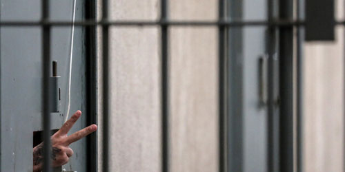 يفضّل السجن على العيش مع زوجته تحت سقف واحد 