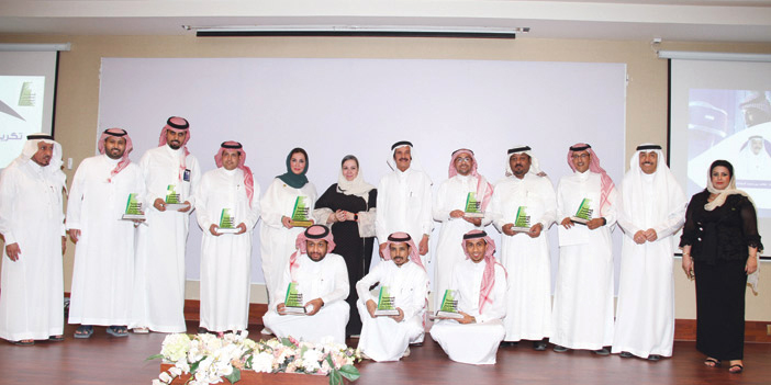  صورة جماعية للفائزين مع إسراء عسيري وخالد المالك