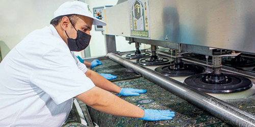 غسل وتعقيم وتعطير «1500» سجادة بالمسجد الحرام أسبوعياً 
