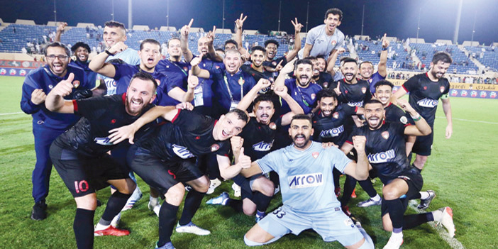  فرحة لاعبي ضمك بالفوز والعودة للصدارة