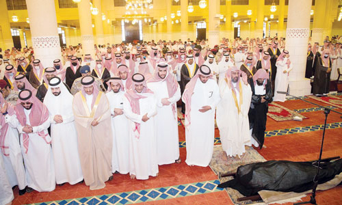 أمير منطقة الرياض بالنيابة يؤدي الصلاة على الأمير سعود بن عبدالرحمن 