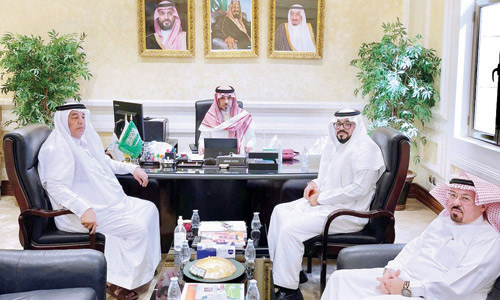 وكيل وزارة الرياضة ورئيس مجلس الإعلام الرياضي بالأحساء يبحثان سبل التعاون 