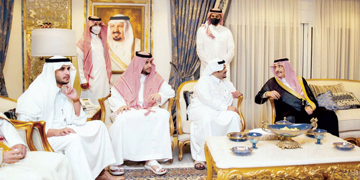 أبناء الأمير عبدالرحمن يستقبلون المعزين في وفاة أخيهم الأمير سعود 