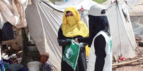 تنفيذ مشروع توزيع الملابس للأسر النازحة بتعز 