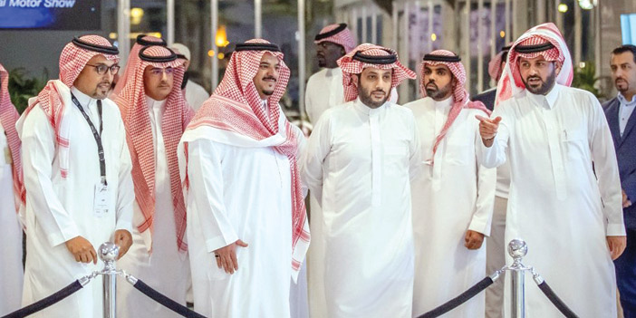  أمير منطقة الرياض بالنيابة يتوسط الأمير خالد بن سلطان الفيصل وتركي آل الشيخ
