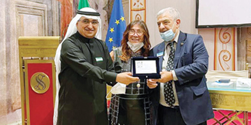 الشاعر الزهراني ينال جائزة توليولا الإيطالية الدولية 