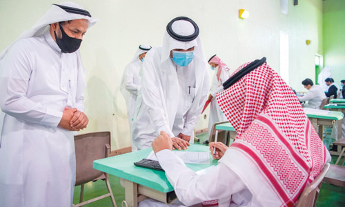  مدير تعليم القصيم يقف على سير الاختبارات