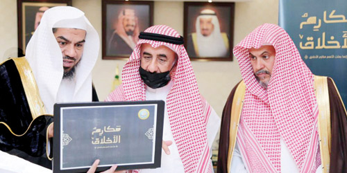  السلطان خلال تدشينه حملة «مكارم الأخلاق»