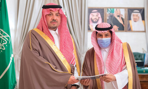 أمير منطقة الحدود الشمالية يطلع على سير الاختبارات في المدارس 