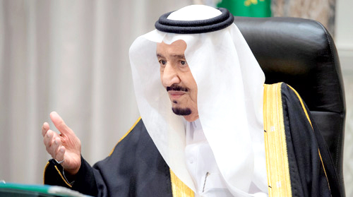  خادم الحرمين خلال ترؤسه جلسه مجلس الوزراء يوم أمس