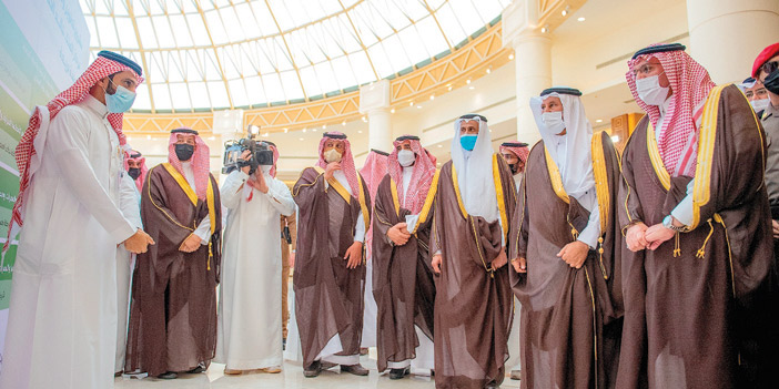  لقطتان من حفل افتتاح مشروع تطوير وتأهيل المركز الحضاري ببريدة