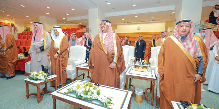  الأمير محمد بن عبدالرحمن خلال رعايته السباق