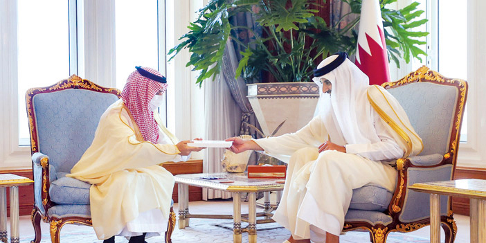  أمير قطر يتسلم الرسالة من سمو وزير الخارجية