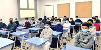 عودة طلاب وطالبات تعليم الرياض حضورياً وعن بُعد إلى مدارسهم 
