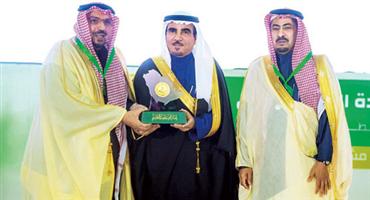 أمير القصيم يكرم رجل الأعمال عبدالله العثيم لاستحقاقه جائزة باذل الخير 