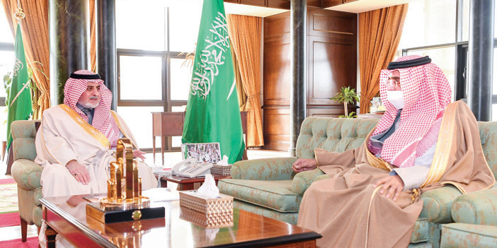 أمير منطقة تبوك يلتقي بالمشرف العام على مدارس الملك عبدالعزيز النموذجية بالمنطقة 