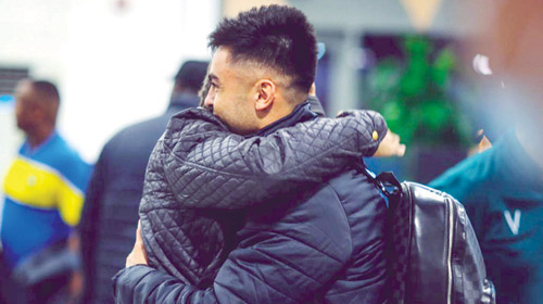  عناق حار بين المدرب ومواطنه المحترف مارتينيز