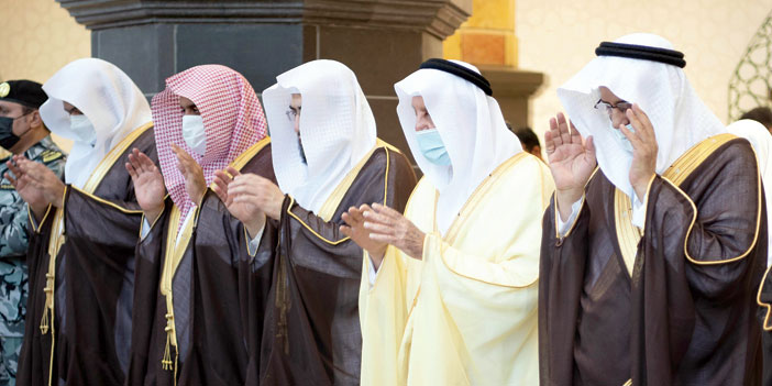  أمراء منطقة مكة المكرمة والمدينة المنورة يتقدمون المصلين في الحرمين الشريفين