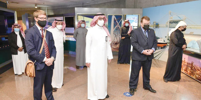  جانب من زيارة القنصل للهيئة الملكية