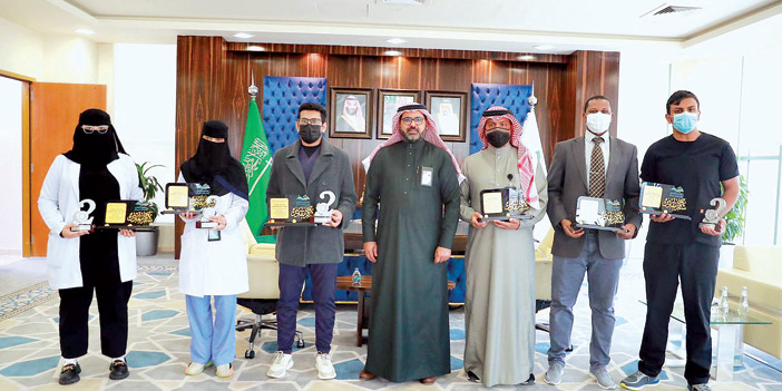  رئيس الجامعة مع الفائزين