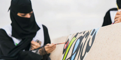 تزيين جلسات الساحات العامة بلوحات الخط العربي 