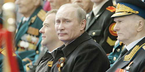 بوتين يلوِّح بالحل العسكري رداً على التصعيد الأمريكي 