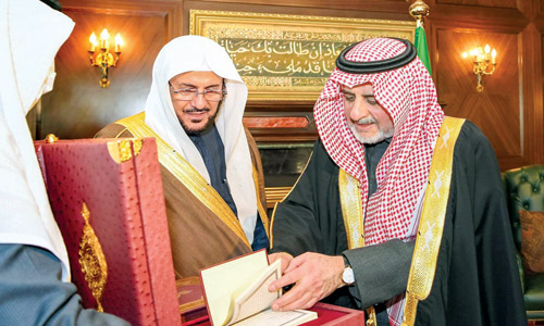  سموه يتسلم هدية تذكارية من د. آل الشيخ