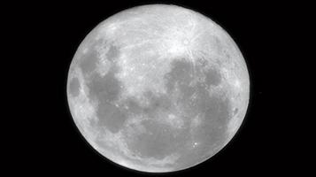 القمر يتعامد على الكعبة فجر الخميس 