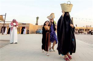 الأزياء الشعبية إرث أصيل يحضر في «موسم الرياض» 
