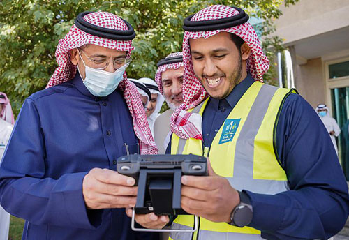  وزير الصناعة