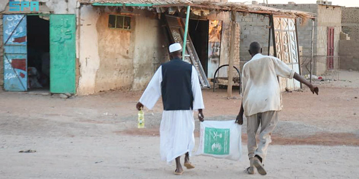  توزيع السلال الغذائية على المتضررين