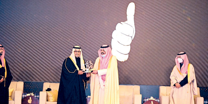  الأمير خالد بن سلطان الفيصل يستلم جائزة «بصمة»