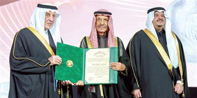 الأمير محمد بن عبدالرحمن يكرّم الفائزين بجائزة الملك فيصل العالمية 