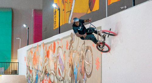 «سكيت بارك» تستقطب محبي التزلج 