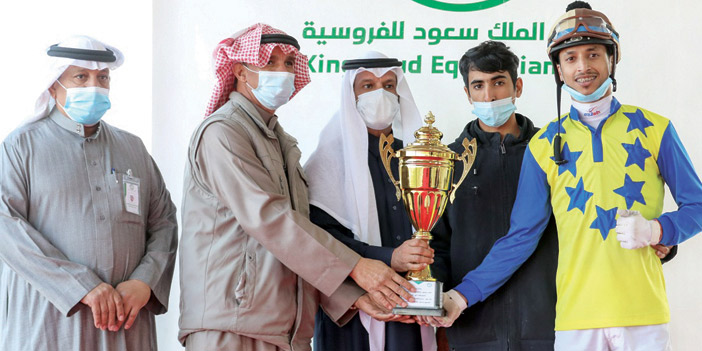  العياضي يسلم الكأس لمالك (بيهان) المنصور ويظهر القوسي