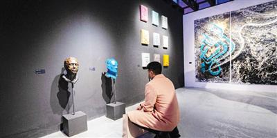 الفنون التشكيلية تجذب زوار «معرض نقوة» 