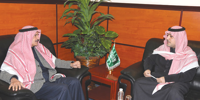  جانب من لقاء الدكتور محمد الكسار مع رئيس تحرير صحيفة الجزيرة