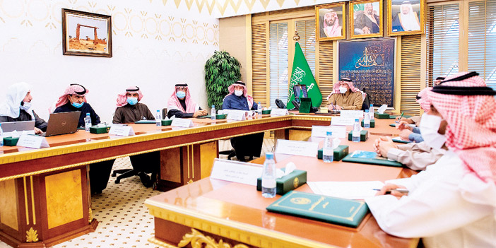  سموه مترئساً الاجتماع لمناقشة متطلبات الميناء الجاف بالقصيم