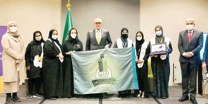  السفير القين خلال لقائه بوفد الطالبات