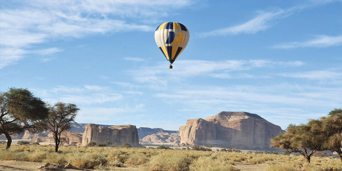  السياح يستمتعون بالزائر الأبيض