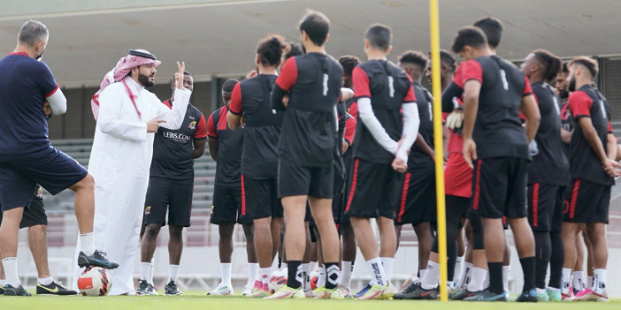  التونسي مجتمعاً باللاعبين