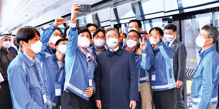  الرئيس الكوري خلال زيارته إحدى المحطات