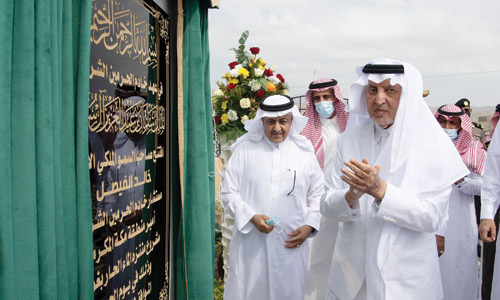  الأمير خالد الفيصل خلال افتتاحه متنزه العين الحارة