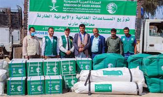مركز الملك سلمان للإغاثة يوزع المساعدات الإنسانية للمتضررين في مديرية حريب بمحافظة مأرب 