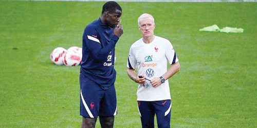  كورت زوما مع مدرب المنتخب الفرنسي