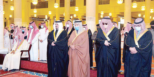  نائب أمير منطقة الرياض يؤدي الصلاة على سعد السديري