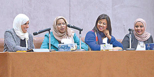  القاصة في إحدى الندوات