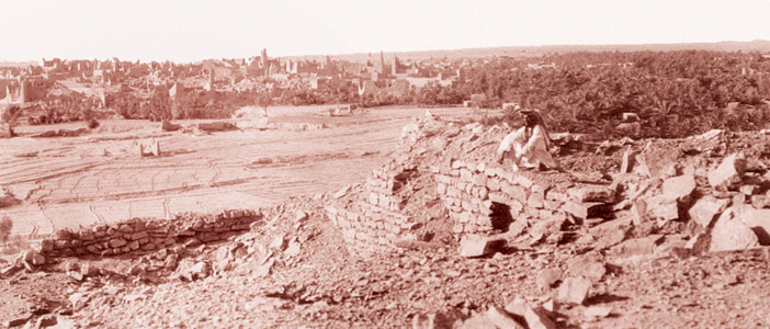  صورة عبر وادي حنيفة لأطلال حي الطريف الدرعية - فيلبي1917م