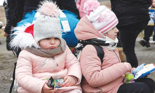 أطفال أوكرانيون خلال عملية النزوح إلى الأراضي البولندية